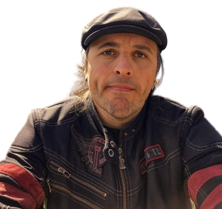 Zandor Pires, mentor de vendas, de boina e jaqueta de motociclista